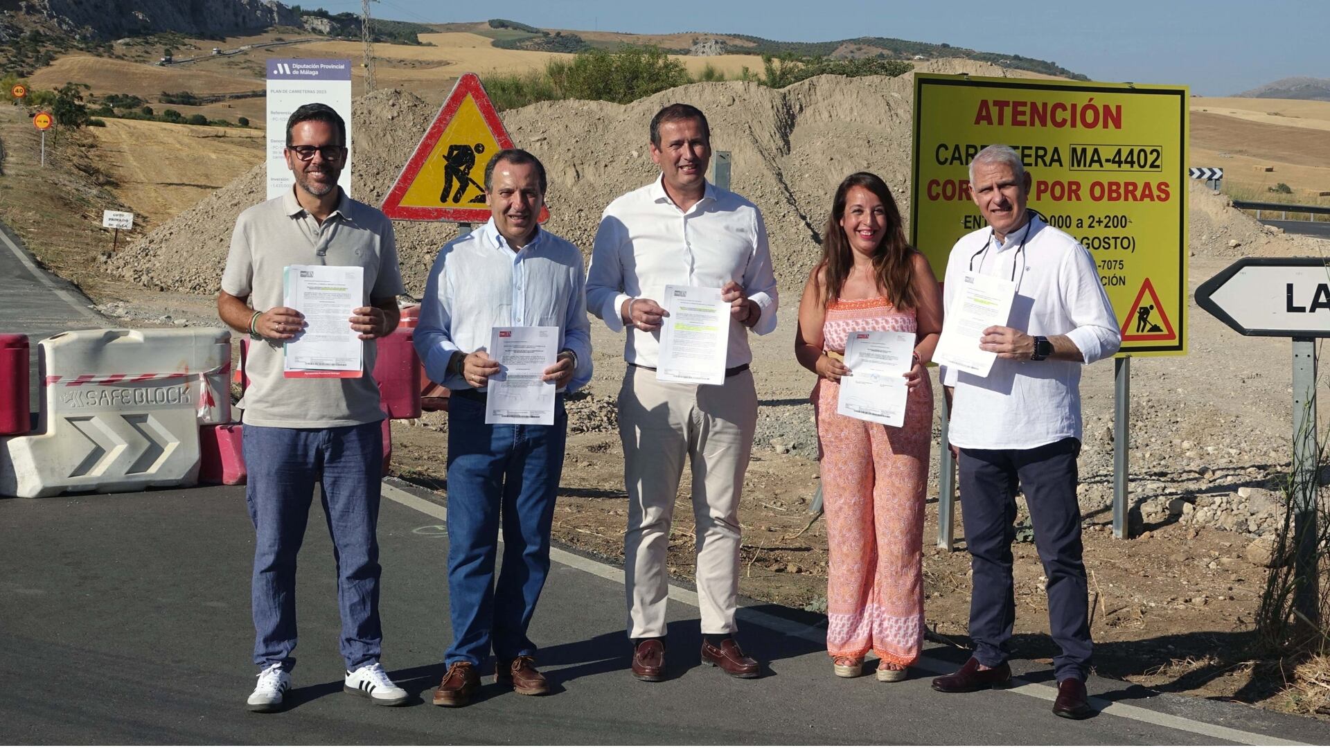 Dirigentes del PSOE de Málaga en el cruce de la carretera de La Joya