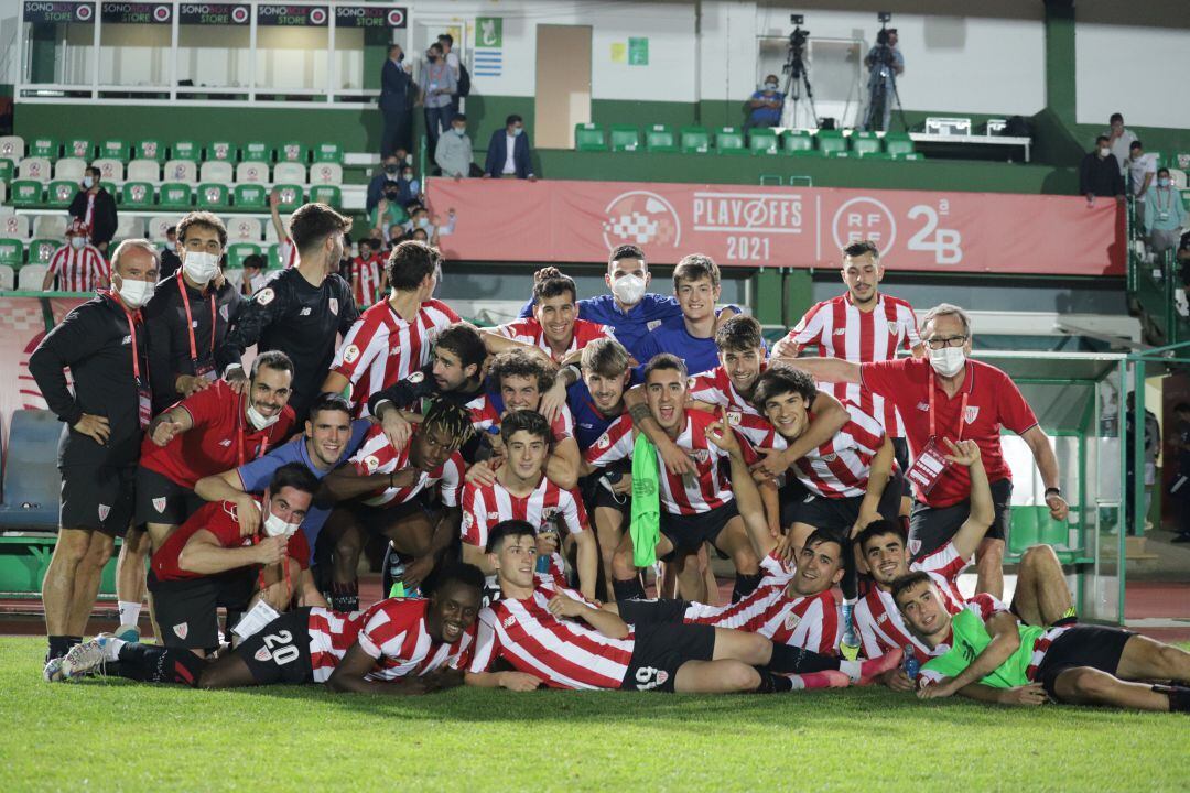 Los jugadores del Bilbao Athletic celebran la victoria ante el Celta B