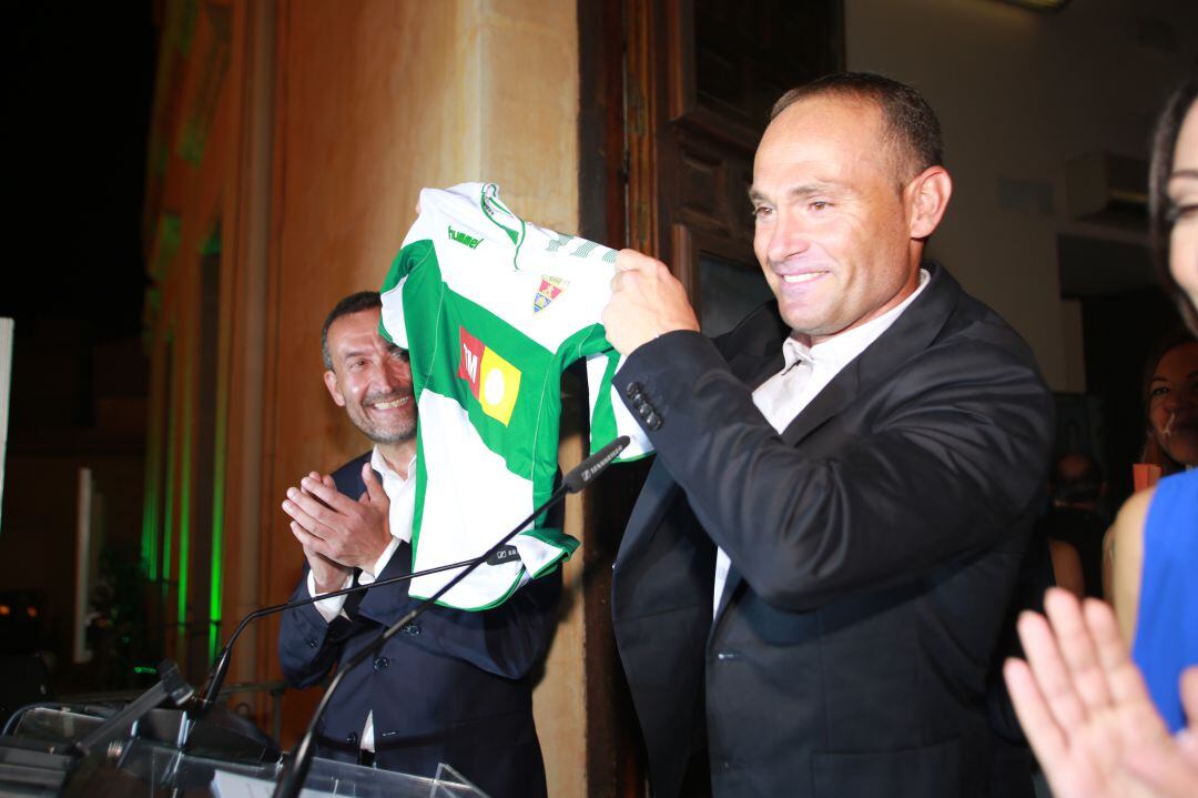 Nino en un momento del pregón sacó la camiseta del Elche C.F.