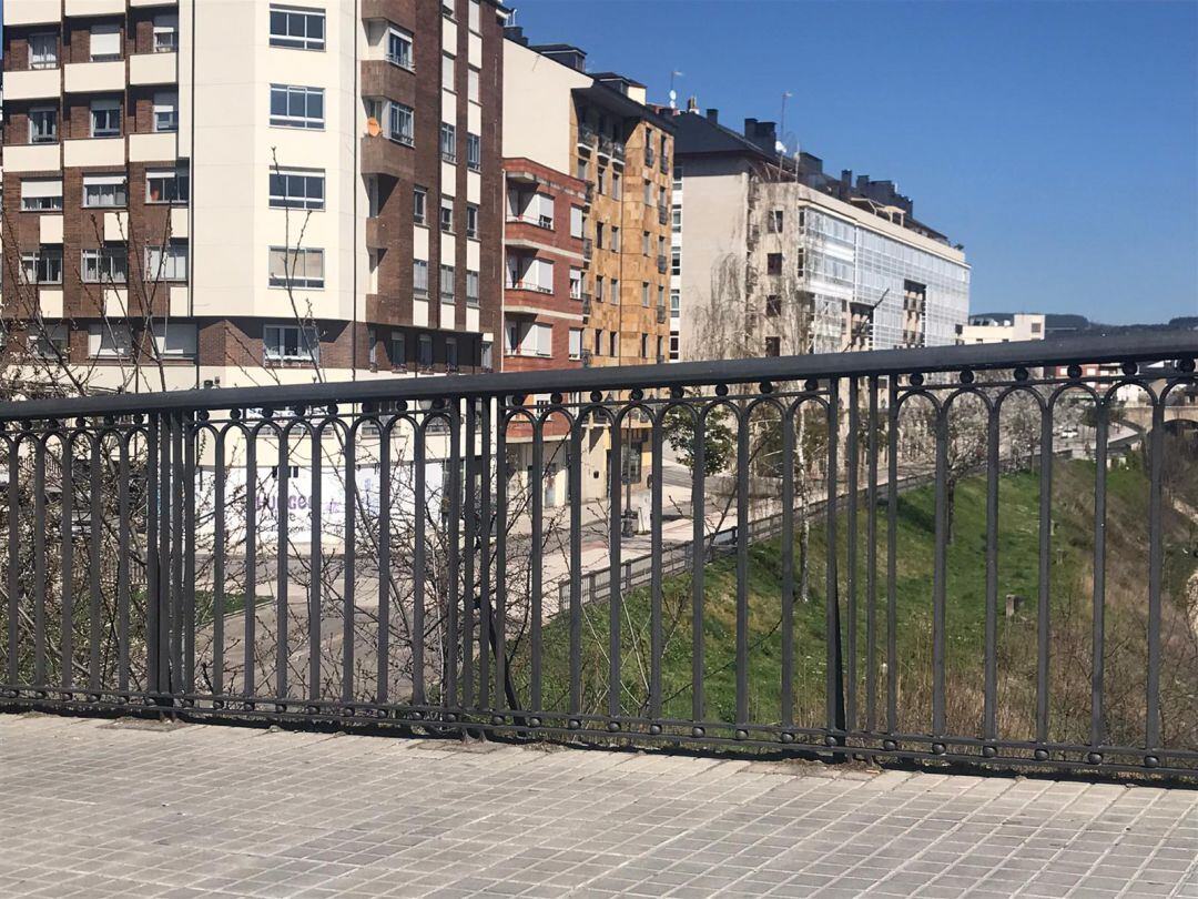 La zona del mercado de abastos, vacía en este sábado