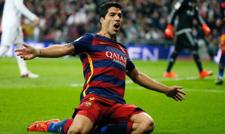 El delantero uruguayo del Barcelona Luis Suárez celebra la consecución del cuarto gol de su equipo