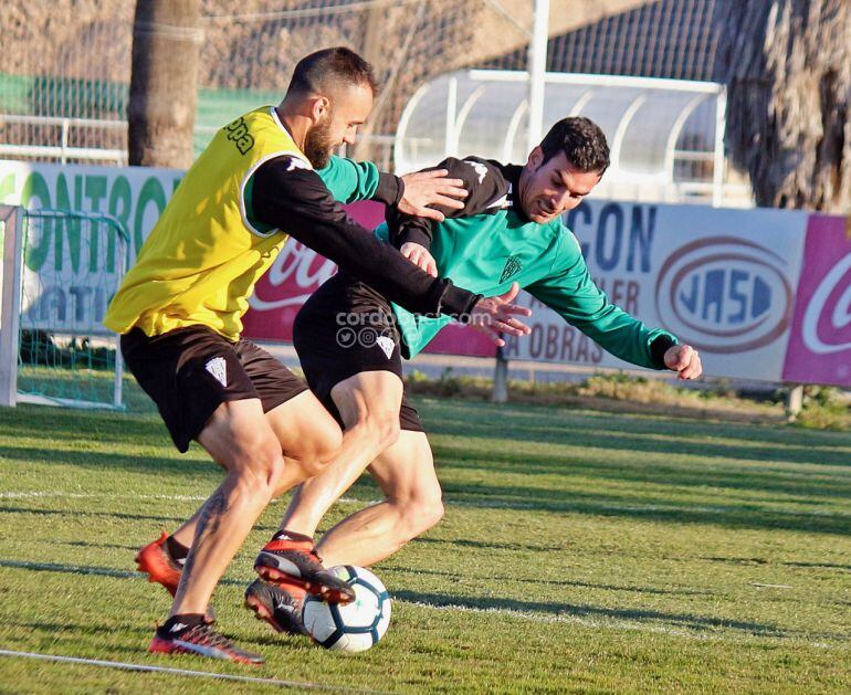 Edu Ramos y Alfaro pugnan por un balón