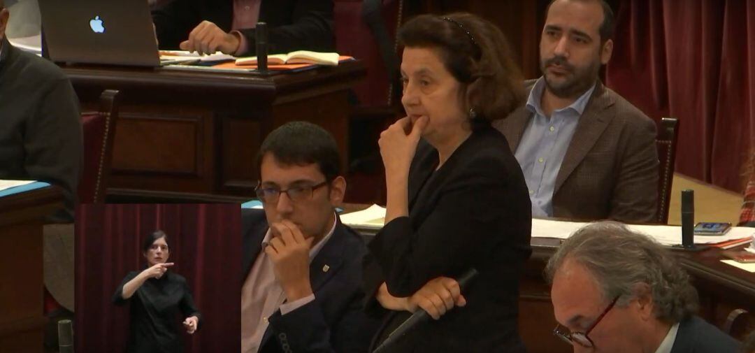 Imagen de la señal institucional en directo del pleno del Parlament, en el momento en el que una mujer del público interrumpía a Fina Santiago.