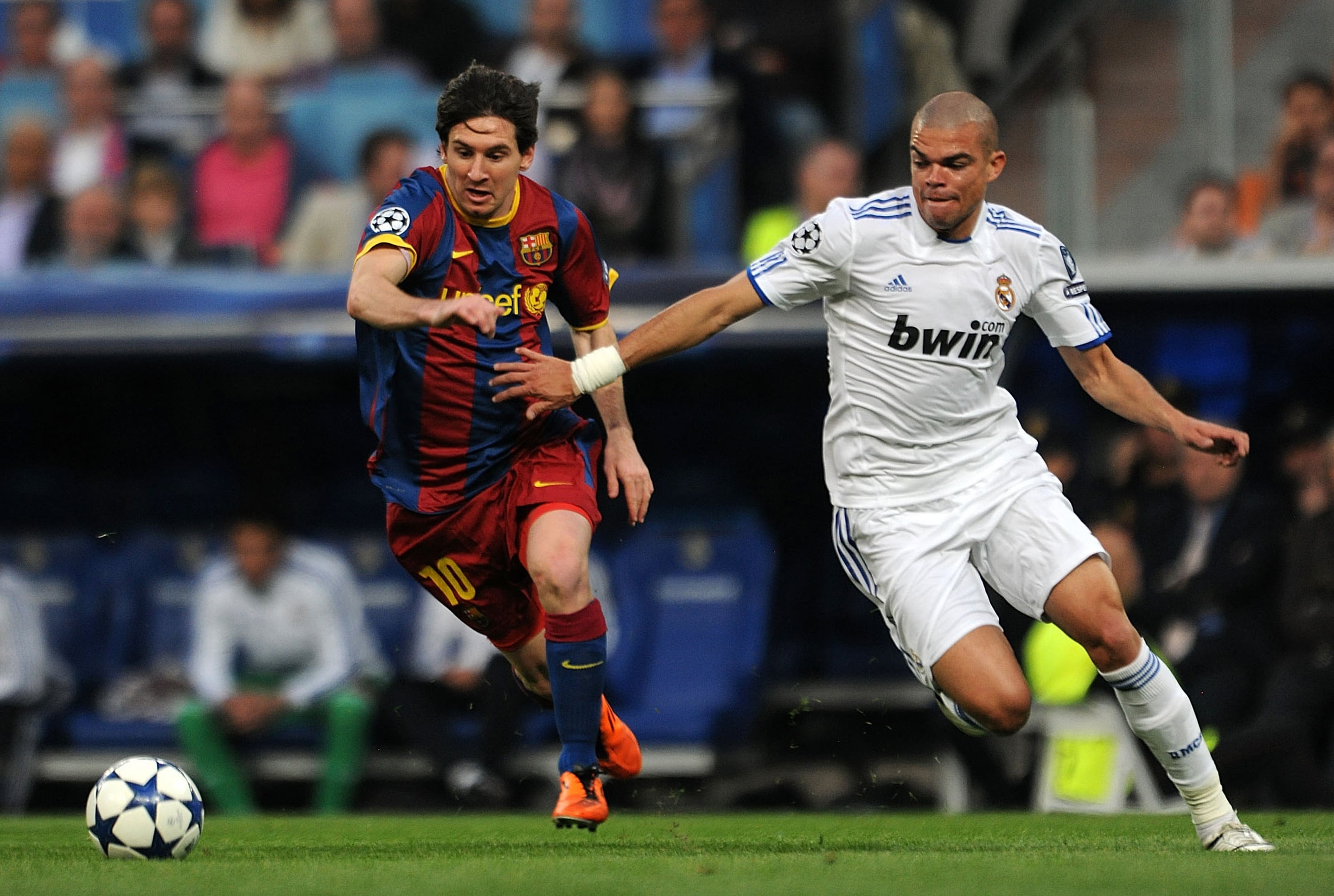 Lionel Messi (FC Barcelona) protege el balón ante la marca de Pepe (Real Madrid)