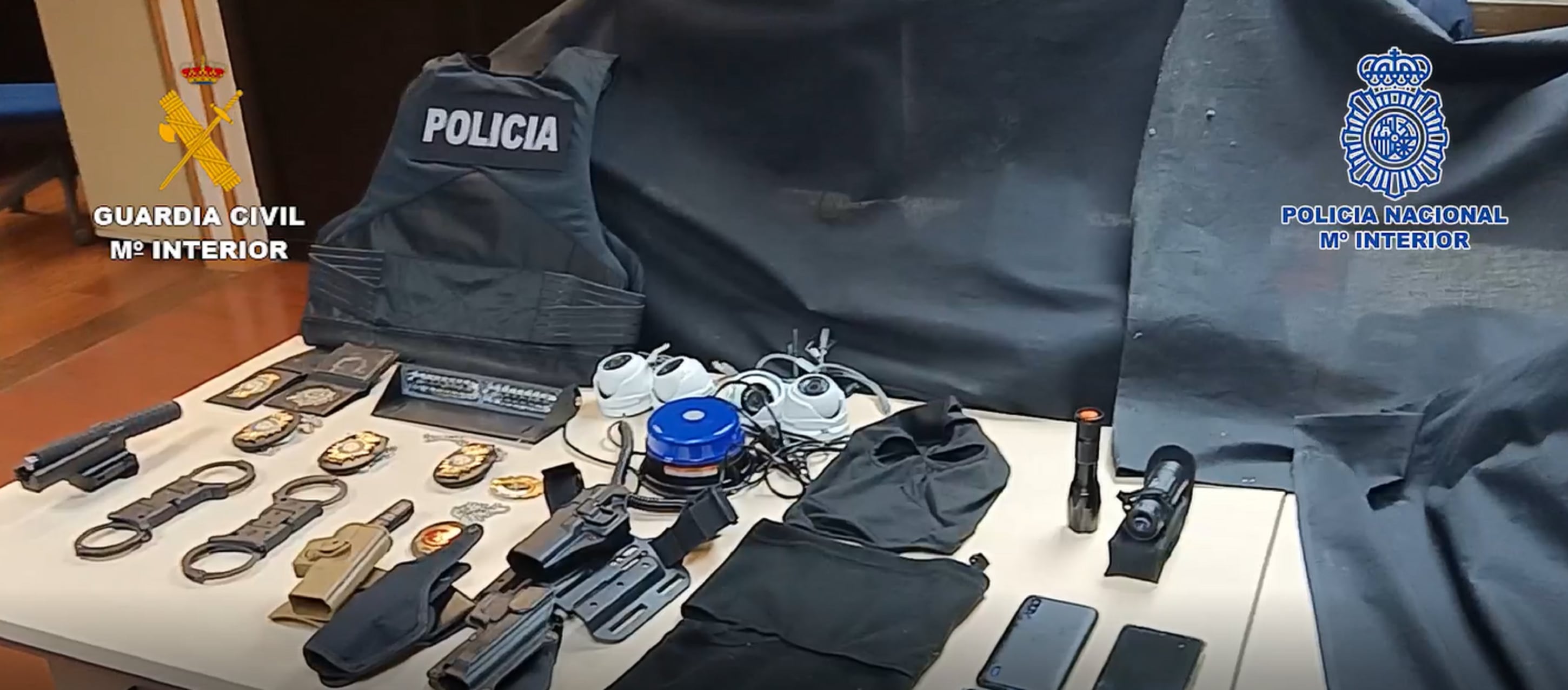 Material policial incautado a los detenidos por robos en Pinto y Madrid haciendose pasar por falsos policías.