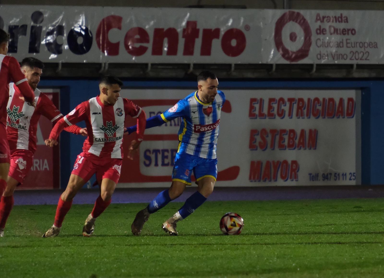 Frodo dirige el balón ante la zaga zamorana