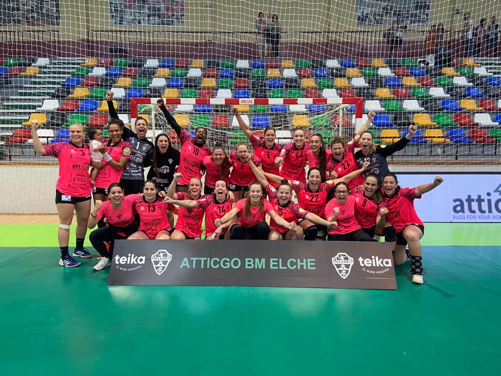 Las jugadoras del Elche Atticgo posan eufóricas tras derrotar al Bera Bera