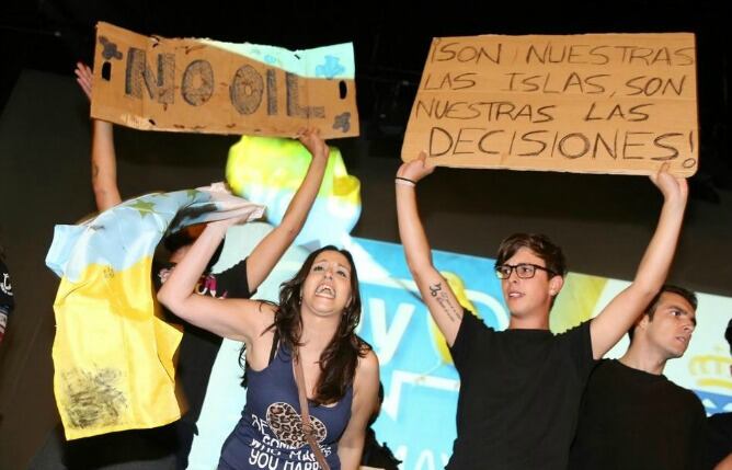 Protesta contra las prospecciones en el escenario del Guimerá