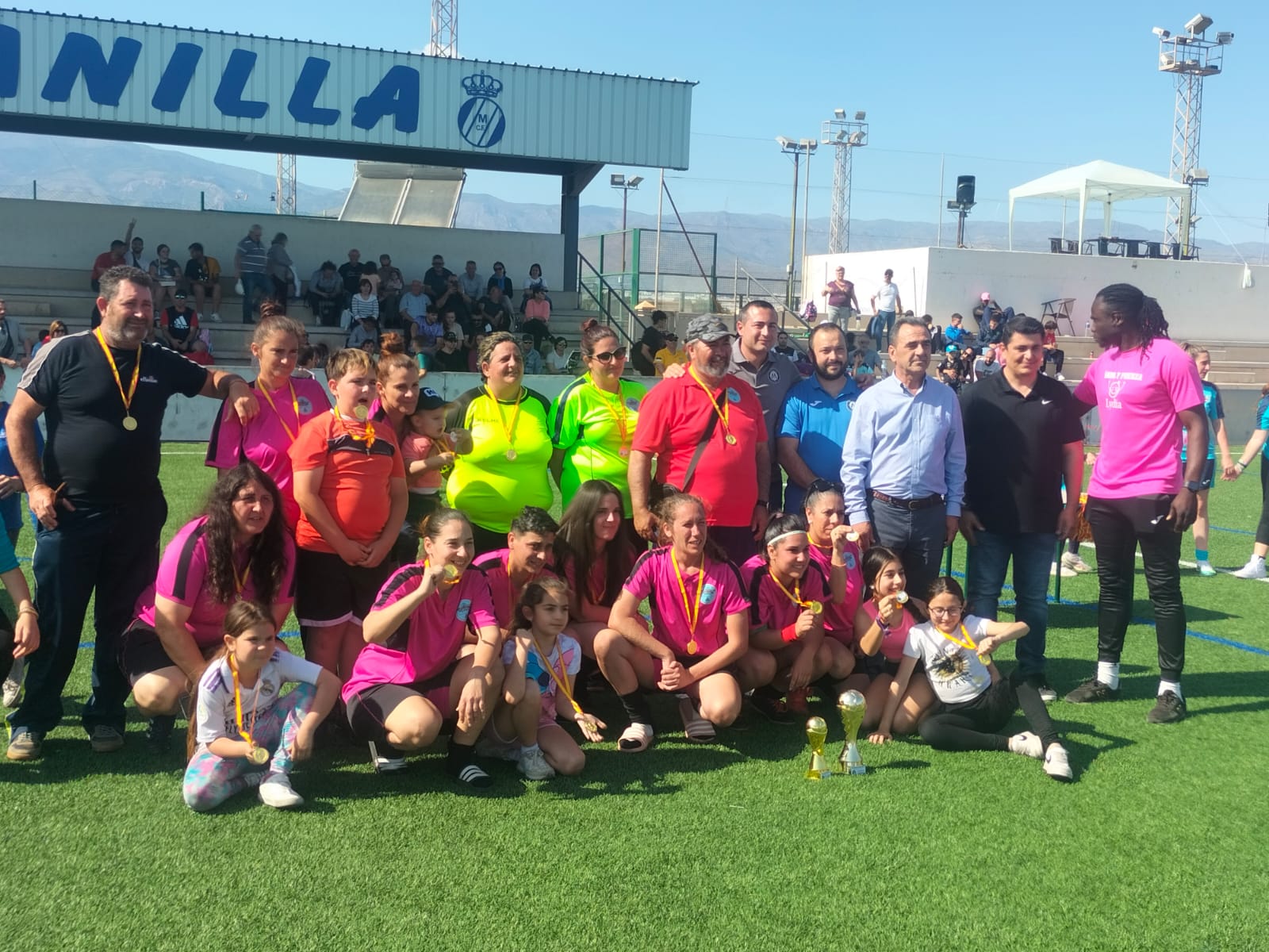 Las jugadoras, organizadores, el concejal y el alcalde de la mojonera posando con el trofeo