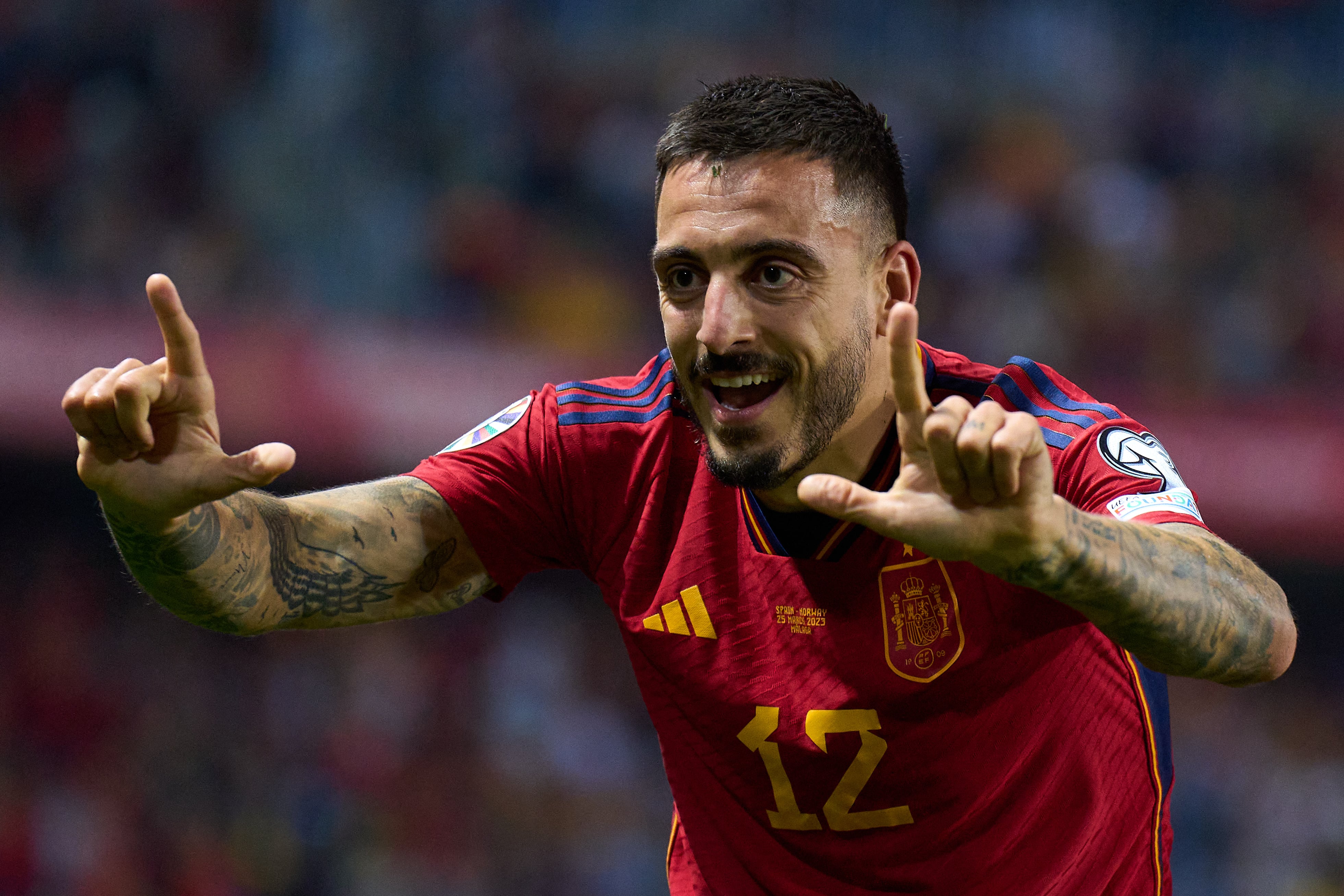 Joselu celebra uno de sus goles en su debut con la Selección Española.