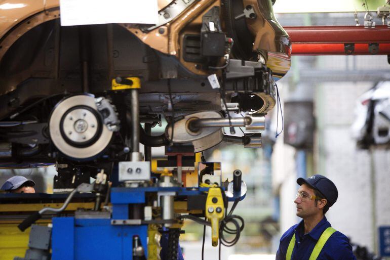 Un trabajador en la cadena de montaje de la factoría de Ford