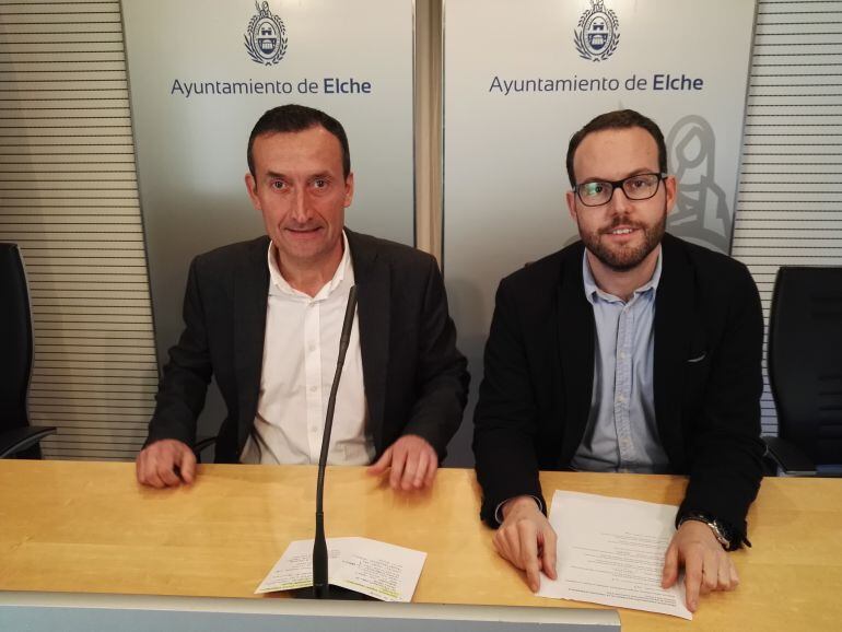 El alcalde y el concejal de Comercio, Calos González y Héctor Díez