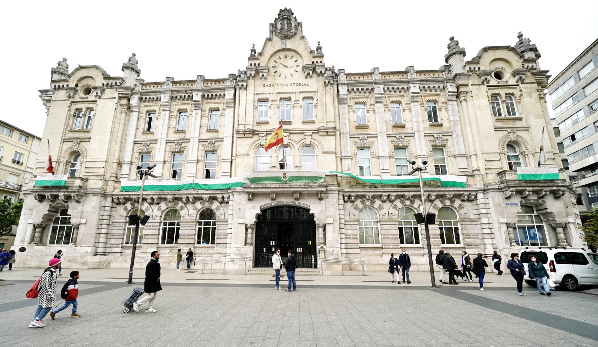 Bandera verdiblanca en el Ayuntamiento de Santander.