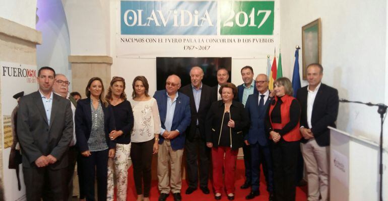 El ex seleccionador nacional de fútbol, Vicente del Bosque (centro), junto a las autoridades presentes en el acto.