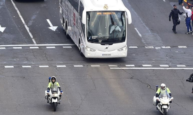 El autobús del Real Madrid, escoltado en los aledaños del estadio Santiago Bernabéu. En Múnich la llegada será parecida