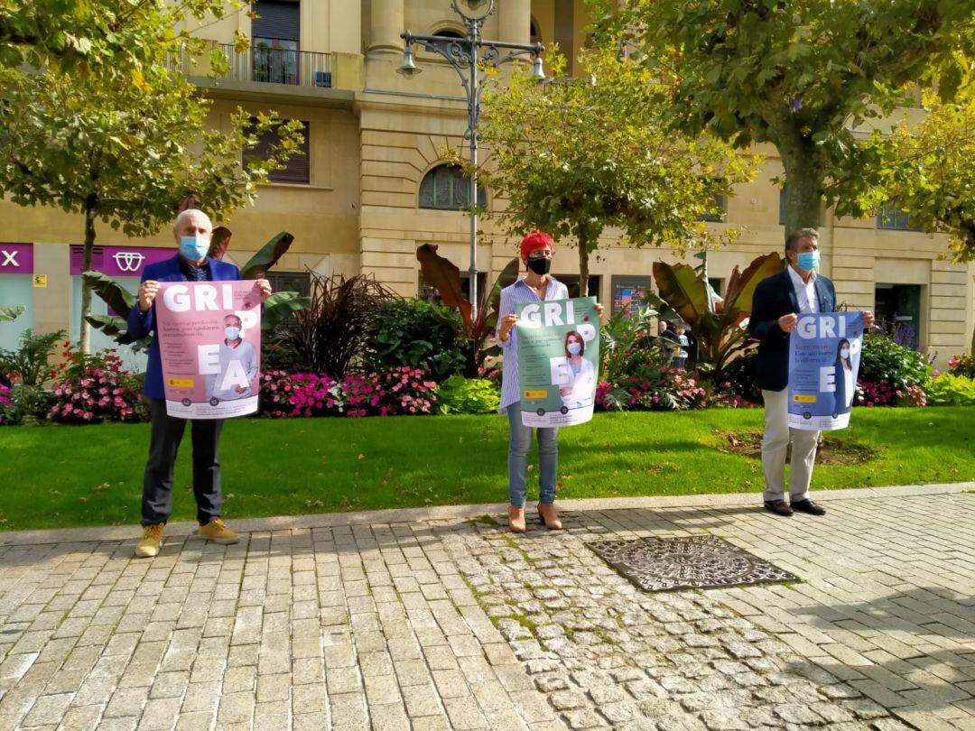 El director general de Salud, Carlos Artundo; la consejera de Salud, Santos Indurain, y el jefe del Servicio de Enfermedades Transmisibles, Aurelio Barricarte.