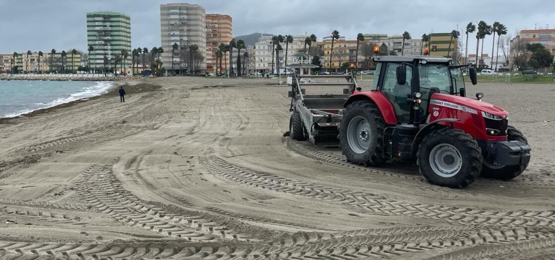 Un tractor trabajando en la playa