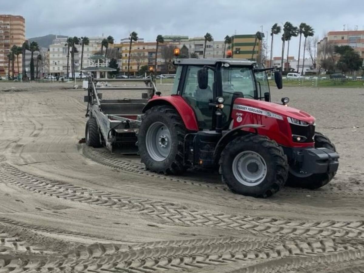 La Línea refuerza el mantenimiento del litoral tras los efectos de ‘Karlotta’