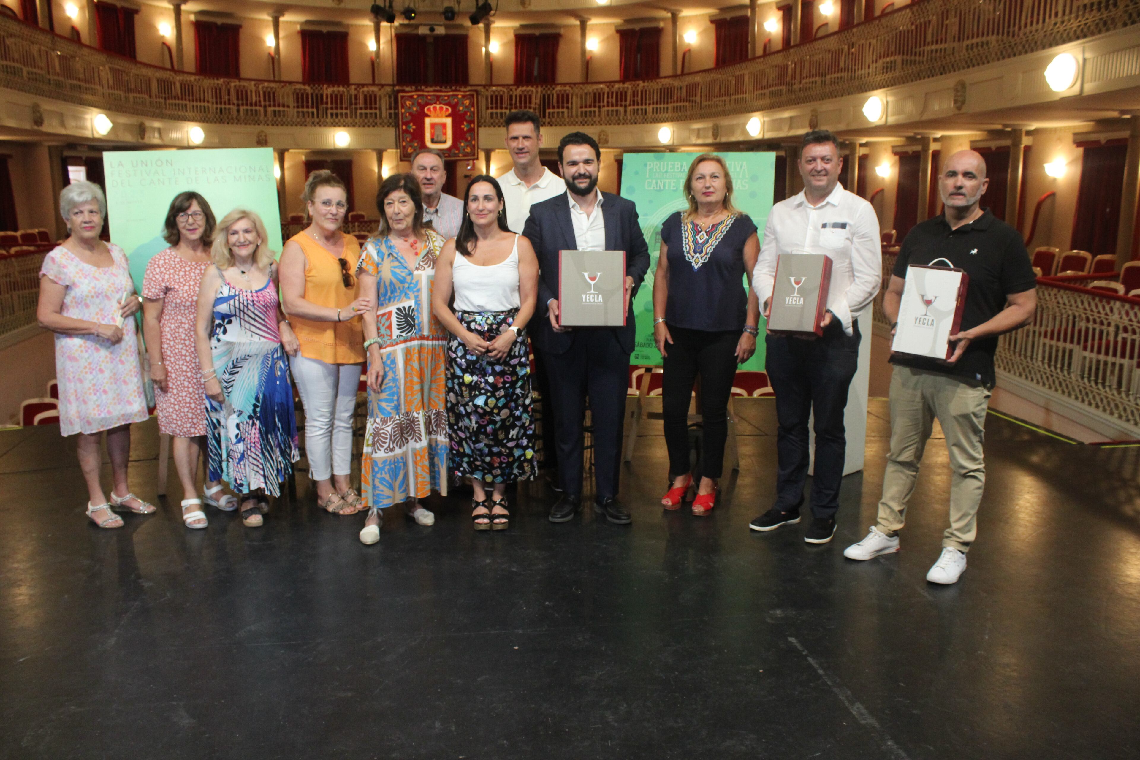 Durante la presentación en el escenario del Teatro Concha Segura, de la jornada clasificatoria del Cante de las Minas en Yecla