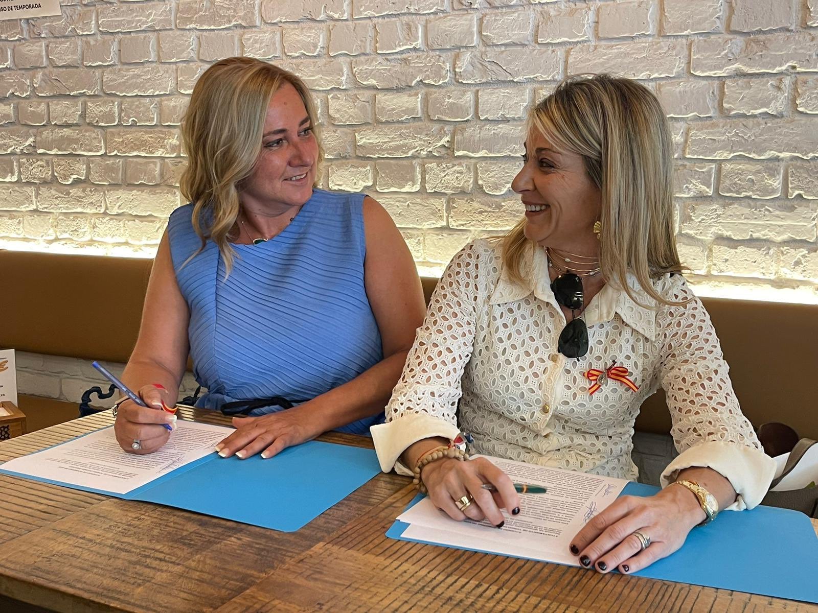 La alcaldesa de Torrelodones Almudena Negro junto a Sonsoles Palacios, portavoz de Vox en Torrelodones