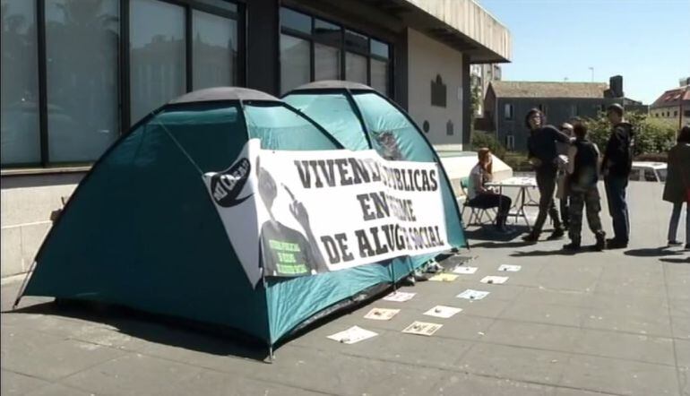 Las tres familias afectadas por un desahucio inician una hulga de hambre y acampada a las puertas del consistorio vigués