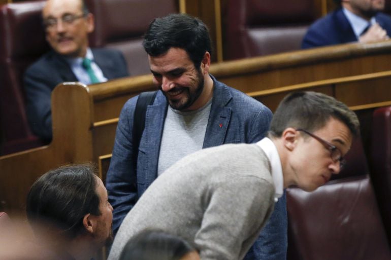 El portavoz de IU en el Congreso, Alberto Garzón (d) conversa con el líder de Podemos, Pablo Iglesias (i) al inicio del Pleno 