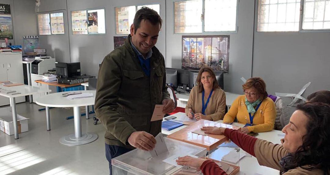 El candidato del PP, Juan Diego Requena, vota en Santisteban del Puerto.