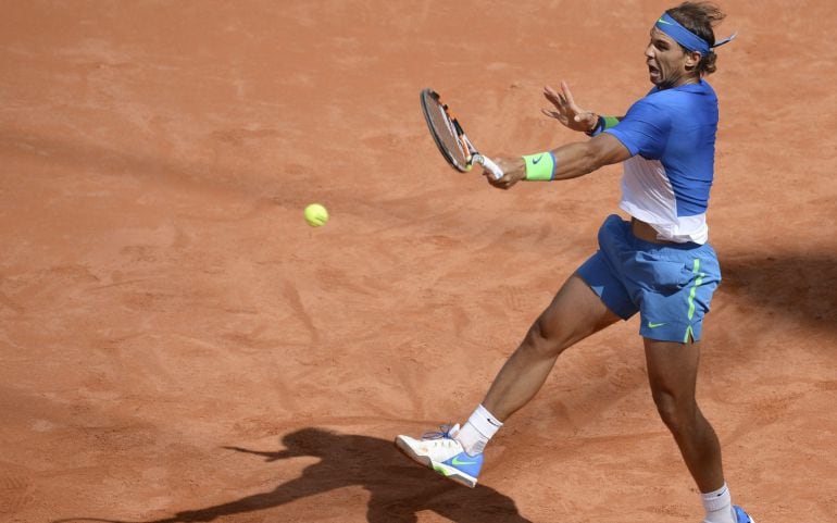 Rafael Nadal devuelve una pelota en el torneo de Hamburgo.