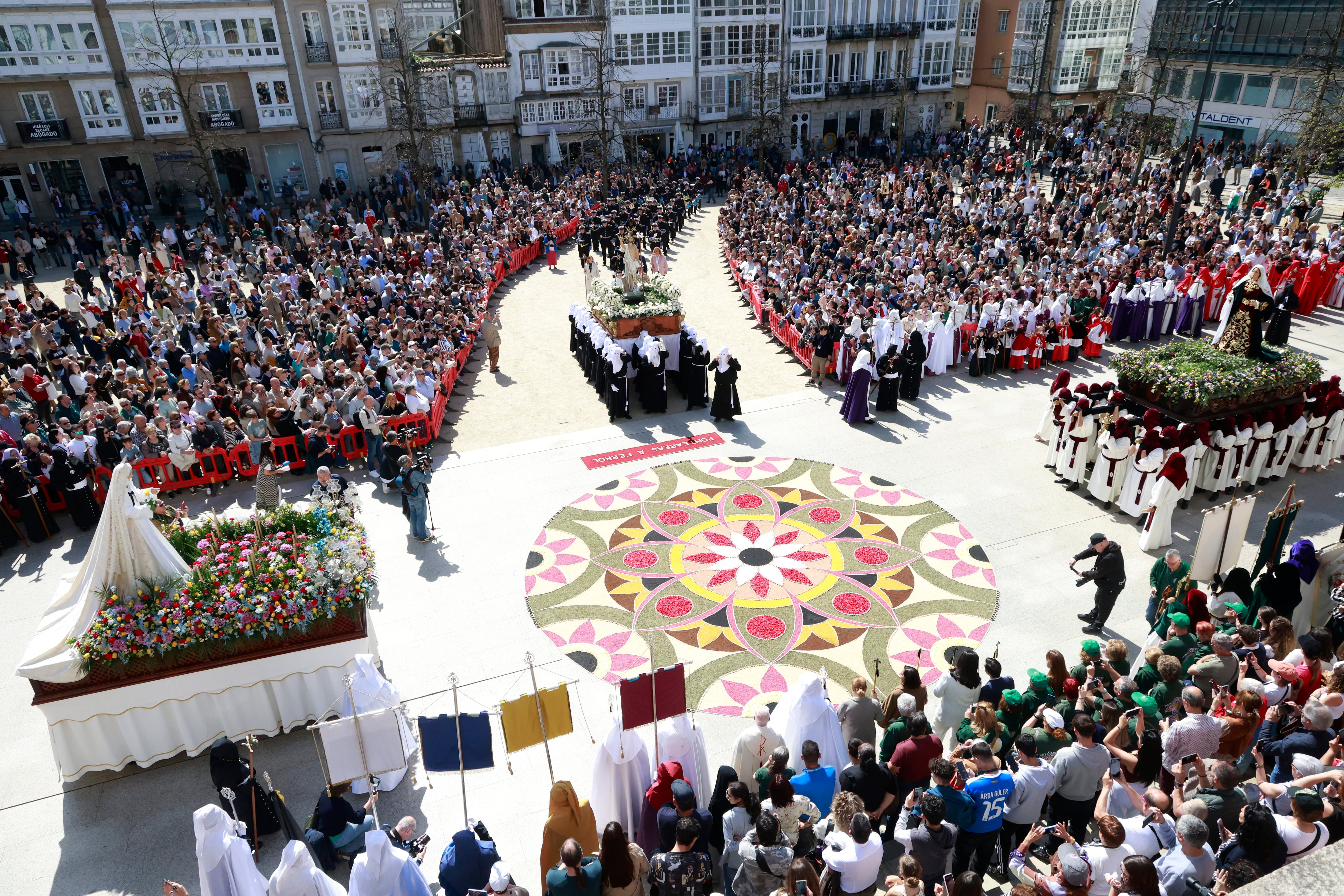 El Gozoso Encuentro se ha celebrado este domingo en la plaza de Armas (foto: Kiko Delgado / EFE)