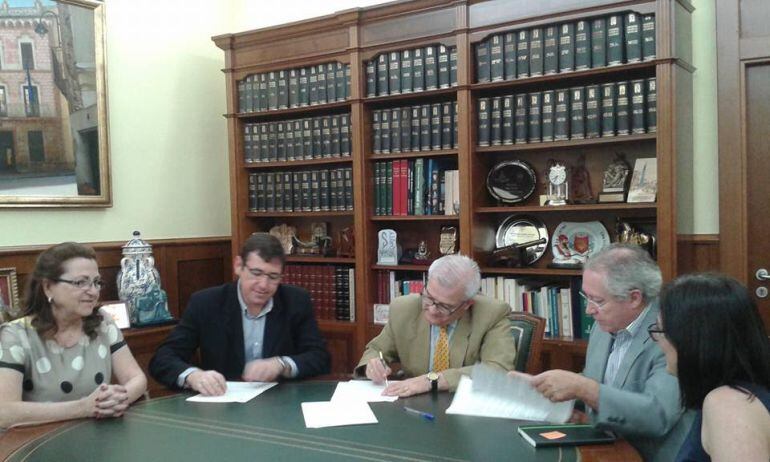 Firmado el convenio de financiación y promoción del Museo de la Semana Santa en Crevillent