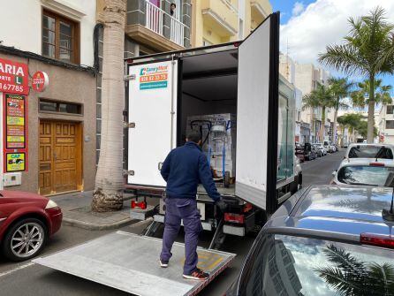 Empleados de Canary Meat descargando comida donada al Banco de Alimentos.