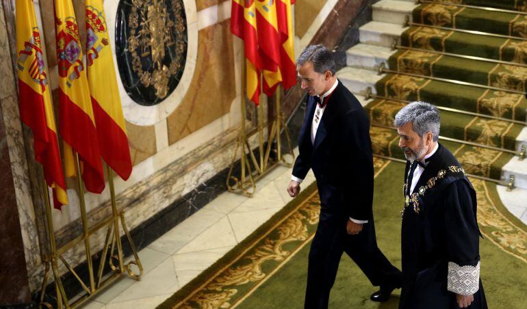 El rey Felipe VI acompañado por el presidente del Tribunal Supremo y del Consejo General del Poder Judicial, Carlos Lesmes, a su llegada a la ceremonia de apertura del Año Judicial que se ha celebrado hoy en la sede del Tribunal Supremo bajo la presidenci