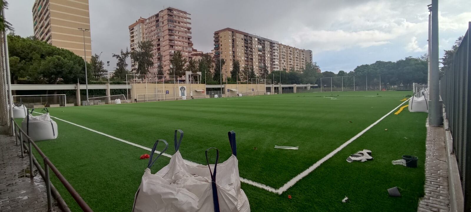 Renovación del césped artificial en el campo de fútbol del Tramo II del Turia (València)