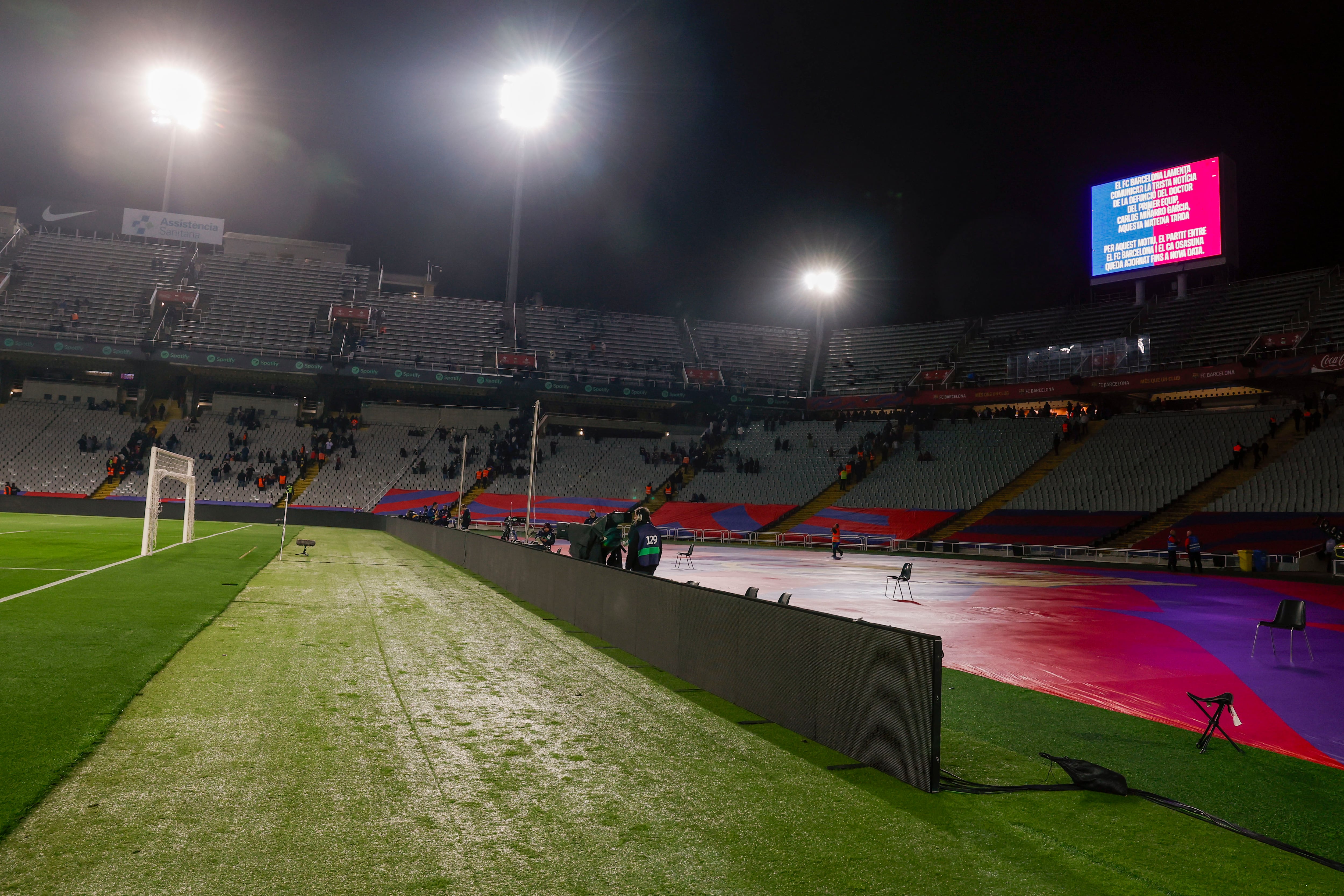 BARCELONA, 08/03/2025.-El videomarcador del Estadi Olímpic Lluís Companys anuncia la suspensión del partido de la jornada 27 de LaLigaEA Sports entre el Barcelona y el Osasuna, debido al fallecimiento del doctor del Barcelona Carles Miñarro García, este sábado en Barcelona.-EFE/ Toni Albir
