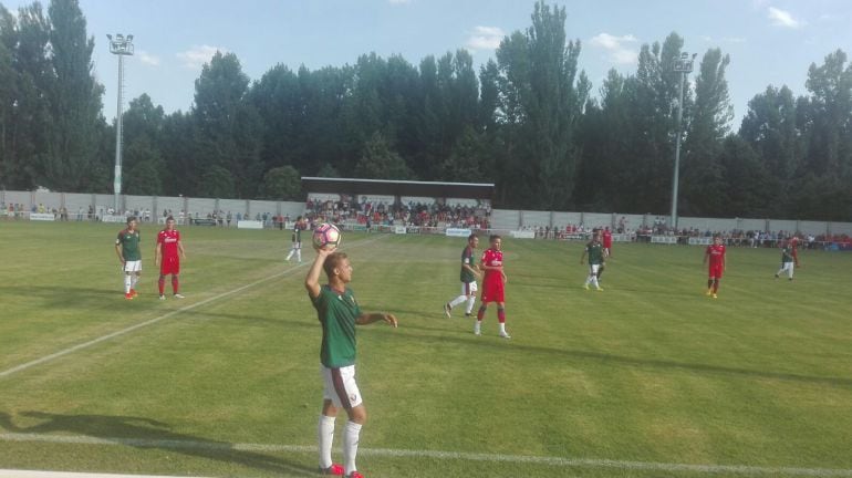 Un instante del amistoso Numancia-Osasuna celebrado en La Arboleda de Almazán.