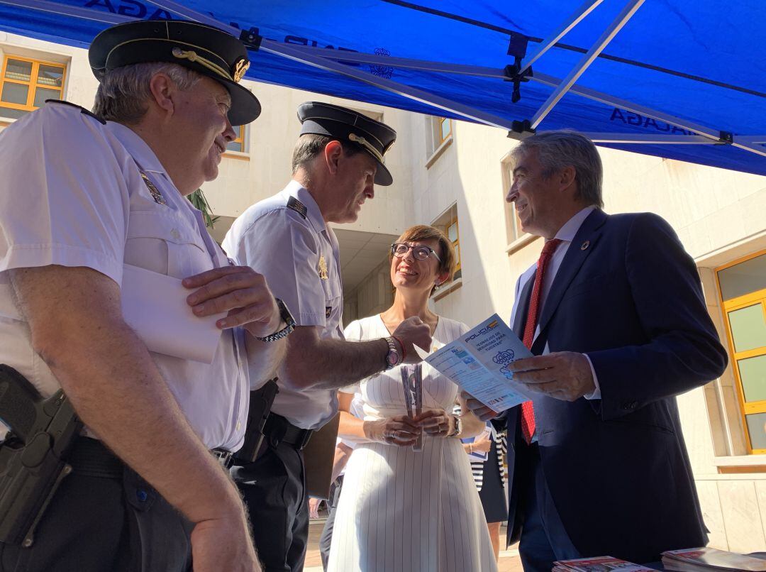 El delegado del Gobierno en Andalucía, Lucrecio Fernández, junto a la subdelegada del Gobierno en Málaga, María Gámez, en la presentación del Plan Turismo Seguro