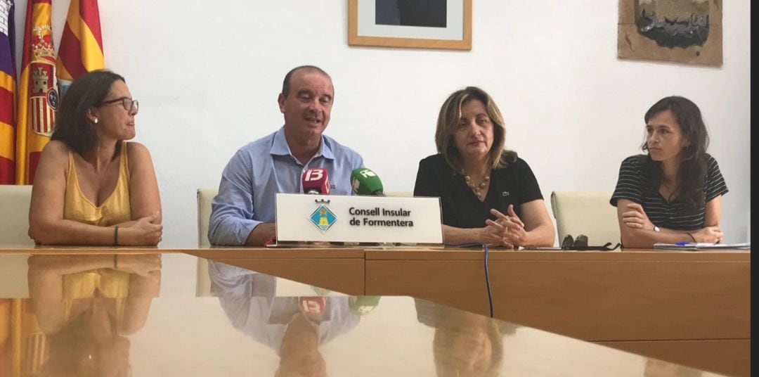 La consellera Fanny Tur junto con responsables del Consell de Formentera