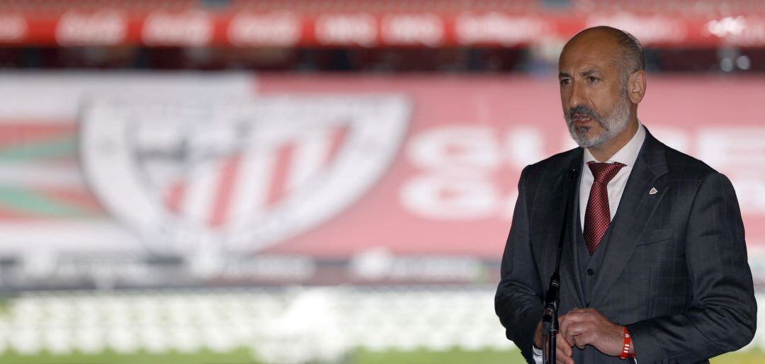 El presidente del Athletic de Bilbao Aitor Elizegi, en el campo de San Mamés donde realizó declaraciones este martes sobre la final de Copa del Rey, el equipo bilbaino jugará contra el F.C. Barcelona en el estadio La Cartuja de la capital andaluza. 