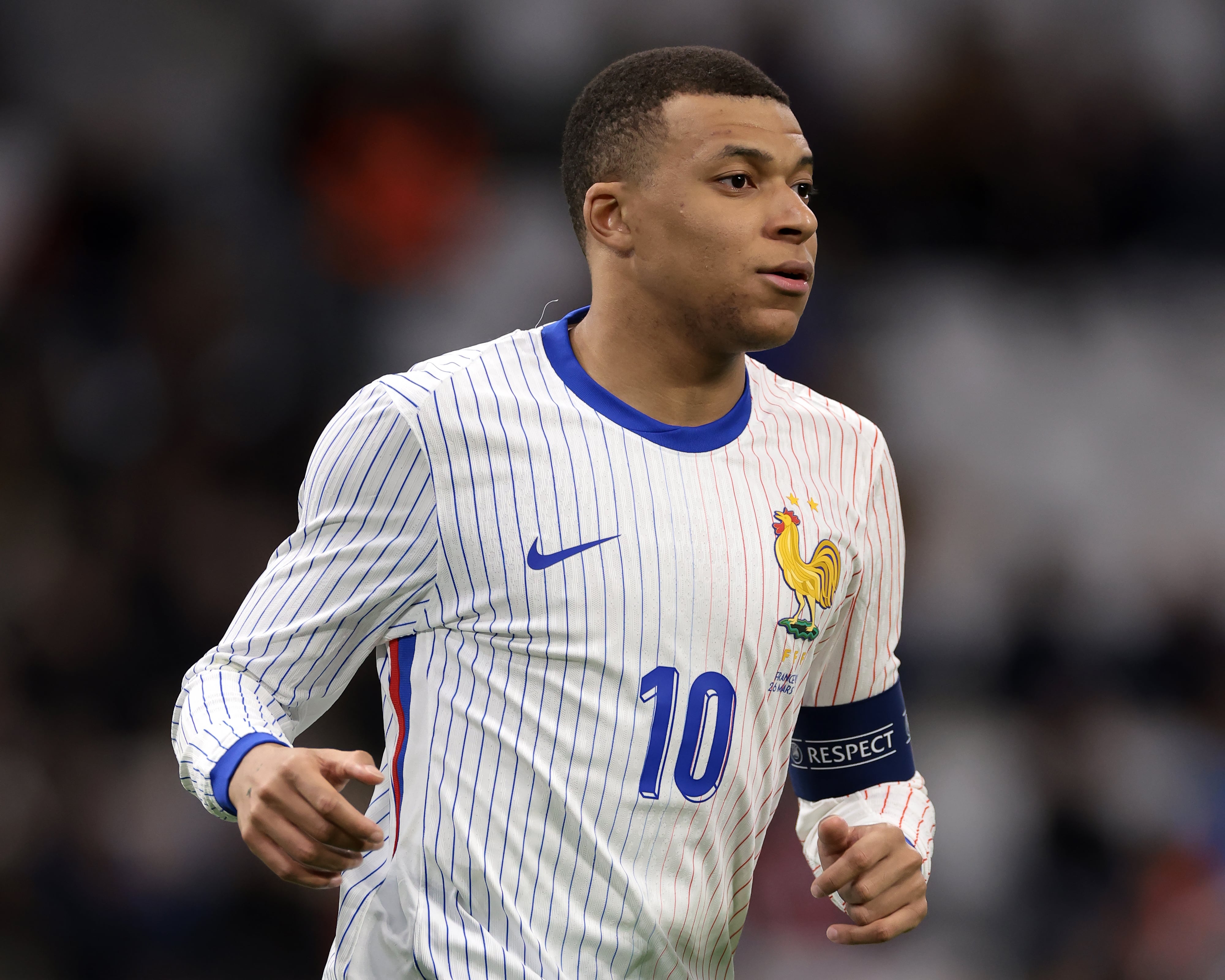 Kylian Mbappé durante un partido con la selección francesa