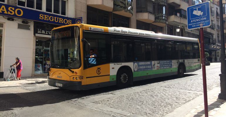 Un autobús urbano circulando por la calle Bernabé Soriano de Jaén.