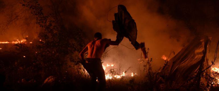 Una persona lucha contra el fuego en los incendios de Vigo