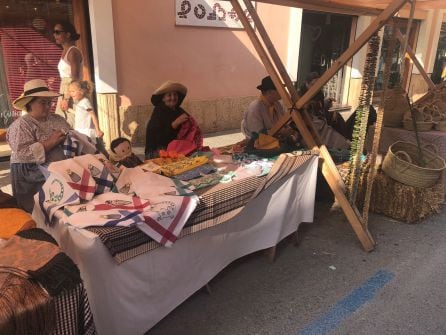 Los artesanos y artesanas locales están ubicados en la calle Aníbal