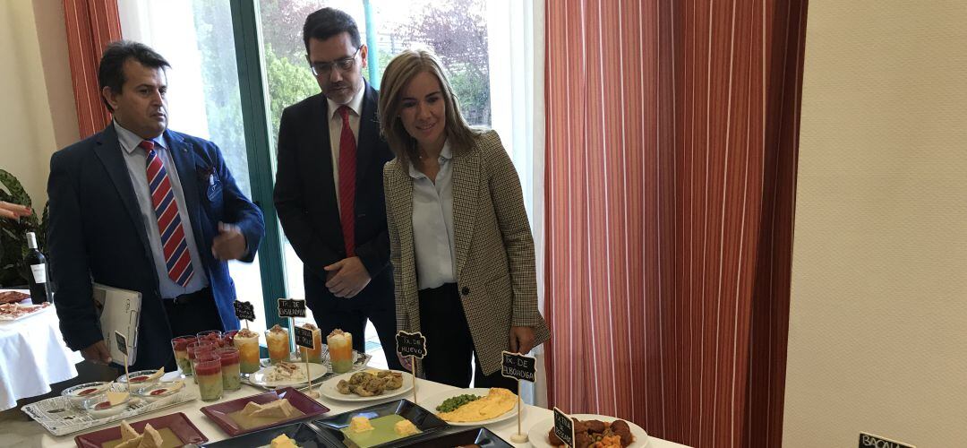 La viceconsejera de Políticas Sociales y Familia, Miriam Rabaneda, ha visitado hoy una residencia de mayores en Pinto.