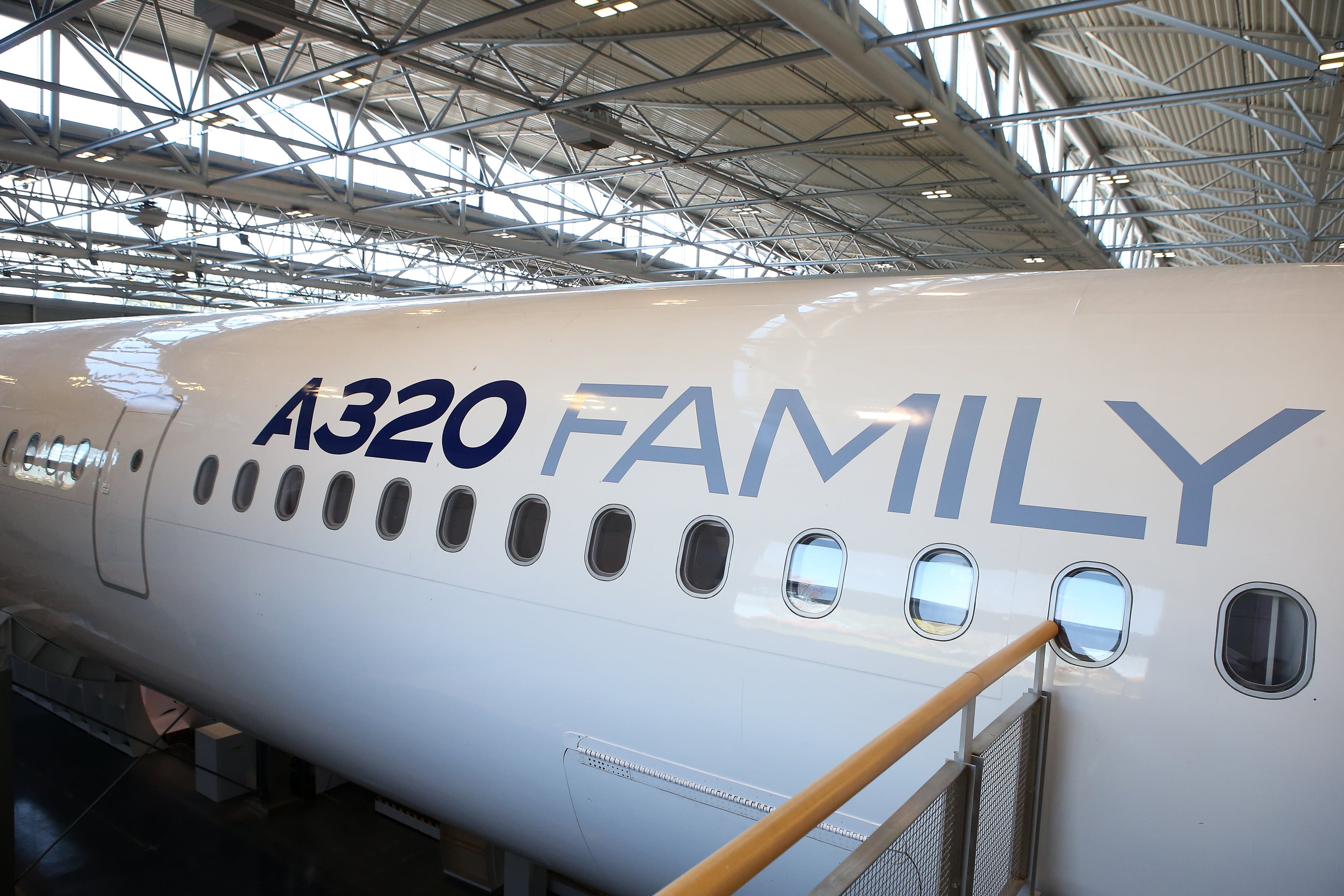 Un avión de la familia Airbus A320 se exhibe en el centro de maquetas del fabricante de aviones Airbus, en Blagnac, cerca de Toulouse, en el sur de Francia, el 20 de marzo de 2019 (reeditado el 29 de noviembre de 2025).