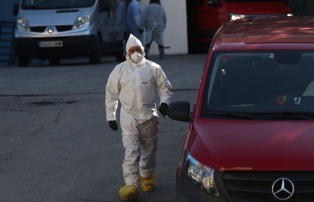 Una persona protegida por un traje específico, durante la crisis del coronavirus.