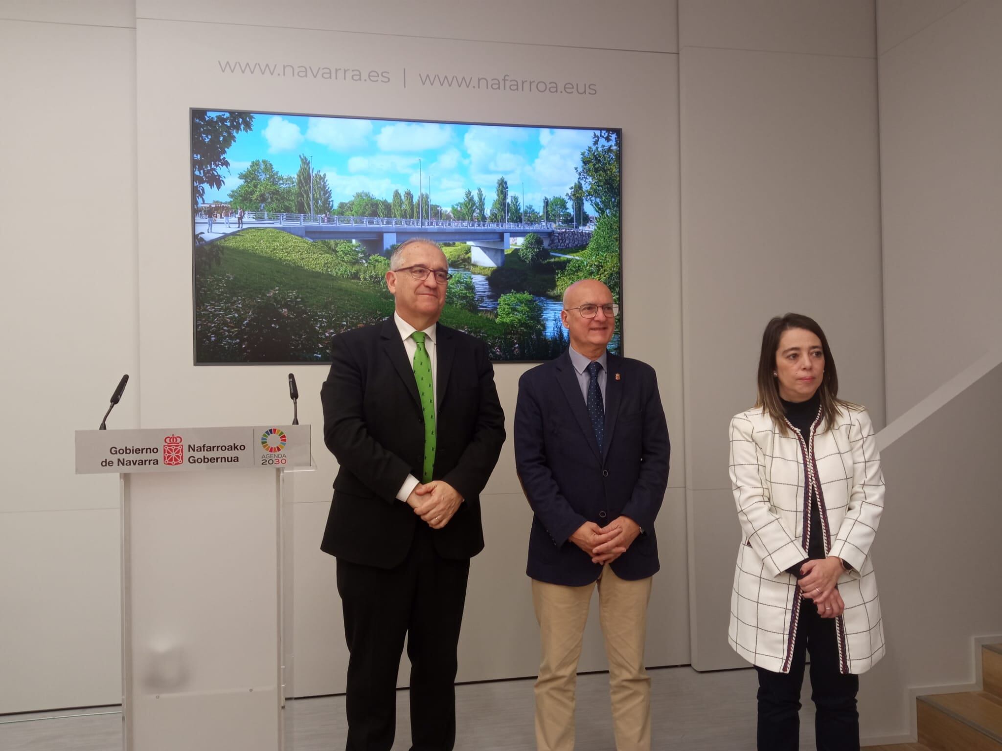 Enrique Maya, alcalde de Pamplona, Bernardo Ciriza, consejero de Cohesión Territorial, y María Lecumberri, alcaldesa de Lecumberri