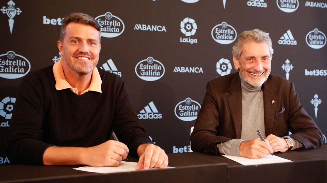 Oscar García junto a Carlos Mouriño firmando el contrato como entrenador del Celta