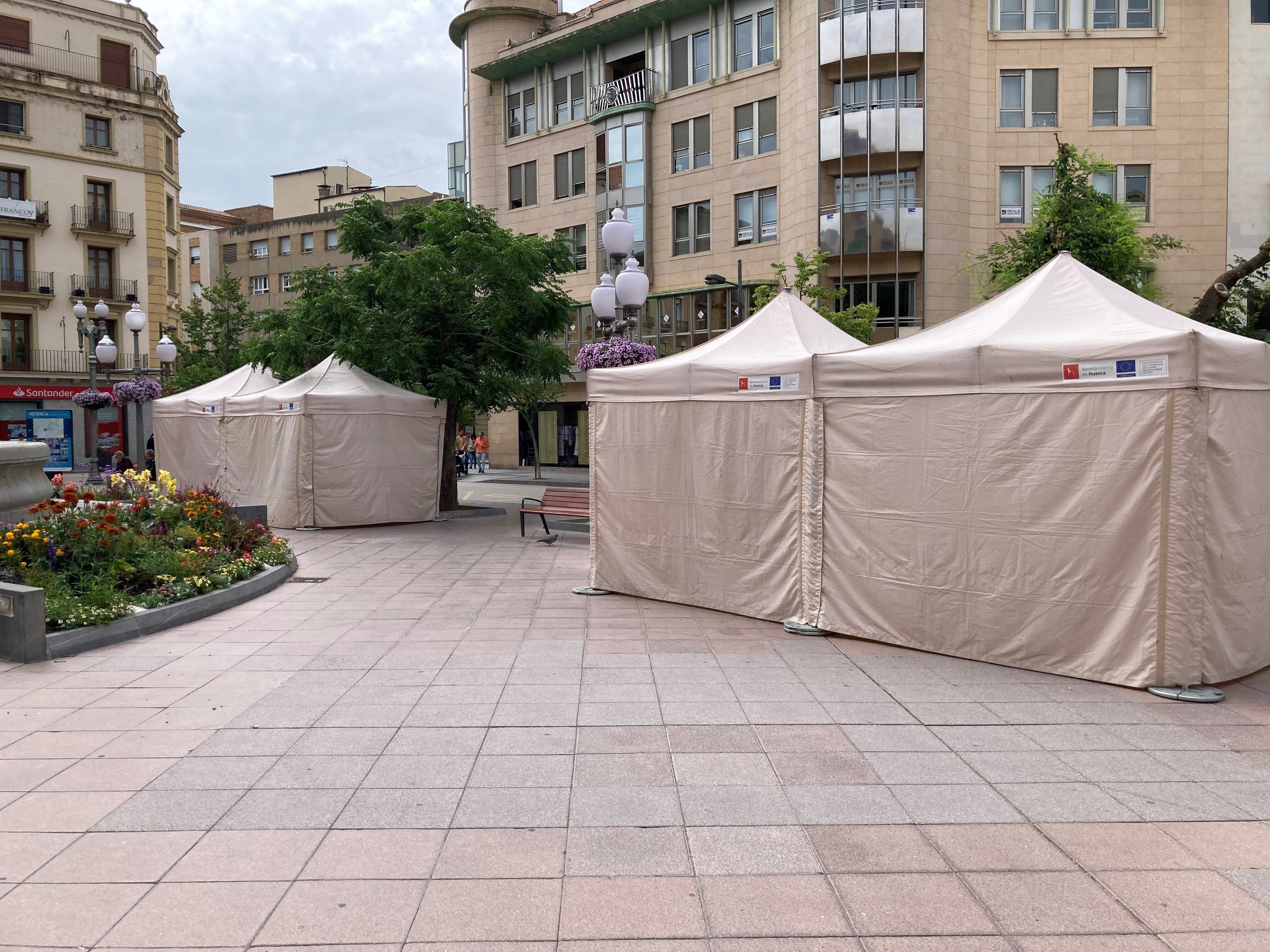 Casetas del festival instaladas en la plaza de Navarra de Huesca