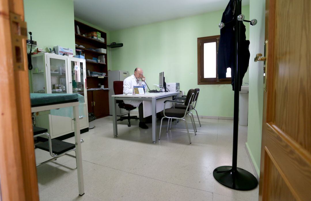 El médico de Familia Miguel Ángel Castilla en el consultorio local de Viloria del Henar (Valladolid), donde atiende a sus pacientes