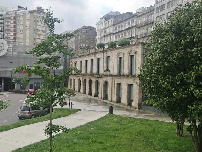 Fachada de la antigua estación de tren de Vigo, levantada en piedra granítica